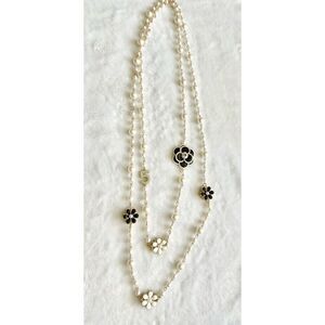 Classy number five Pearl flower statement necklace ￼